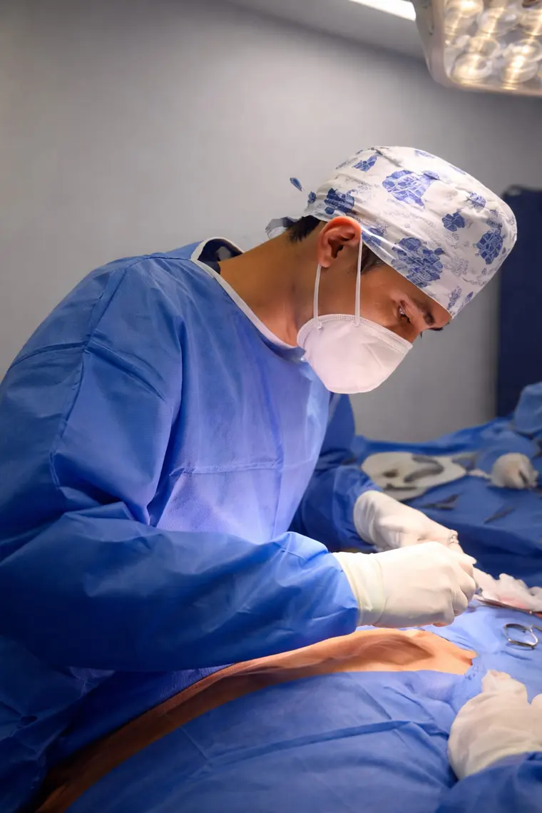 El Dr. Victor Ojendis operando en quirófano